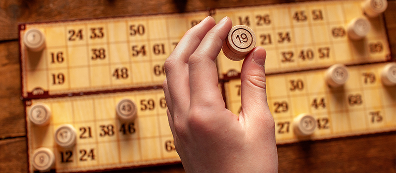 cartela e numeros no bingo
