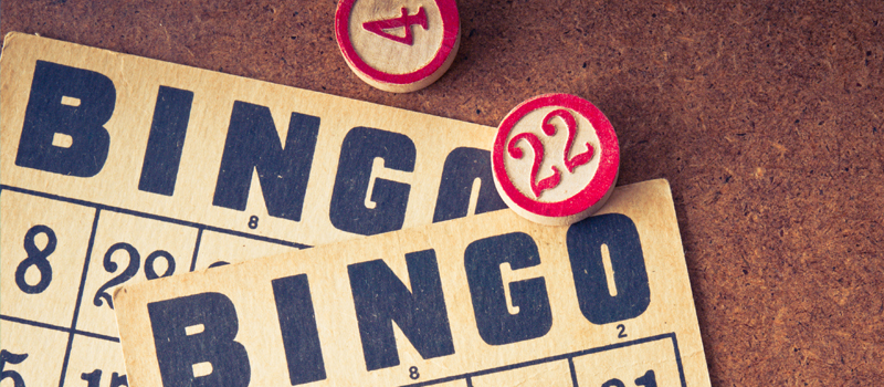 Cartela de bingo com marcadores